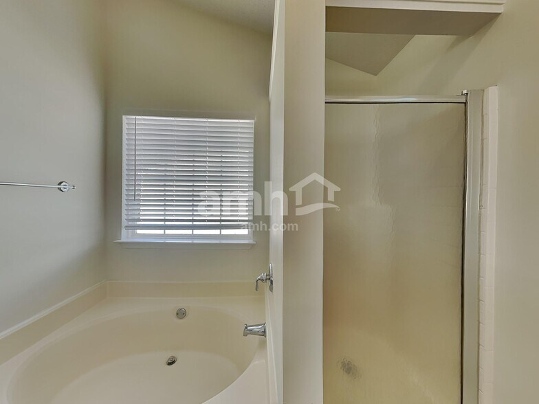 Building Photo - 510 Fairview Lake Way