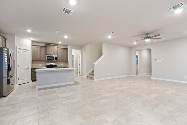 Building Photo - Beautiful 4 bedroom, 3 bathroom home in Hu...