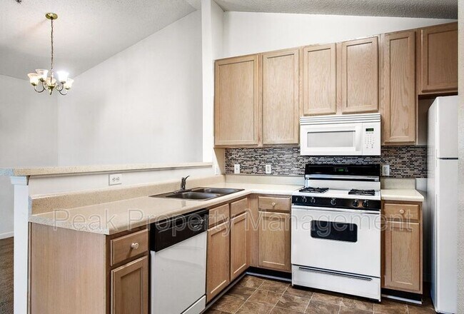 Building Photo - 811 Brassie Ln