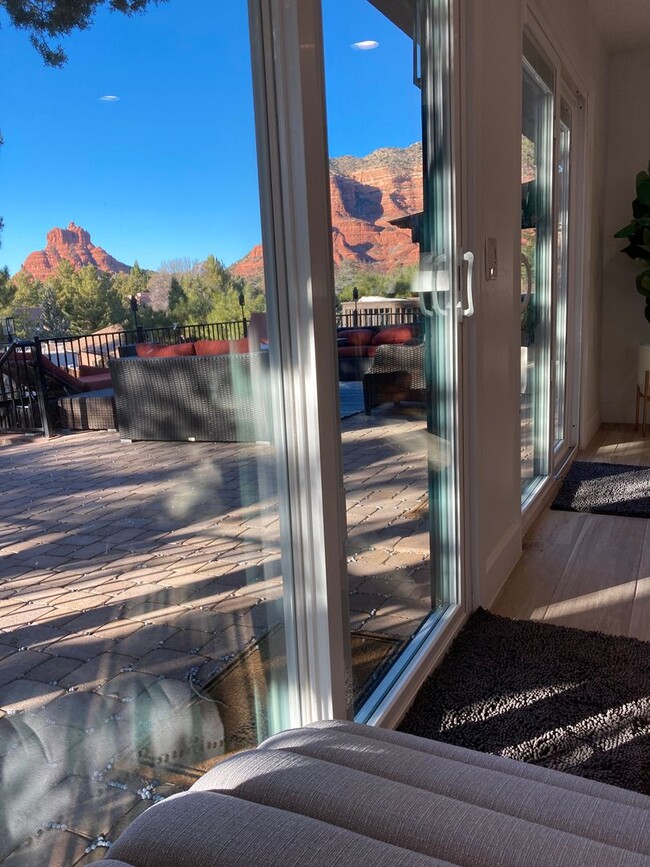 Building Photo - Gorgeous, modern, remodeled, furnished ren...
