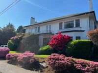 Building Photo - Halsey Villa