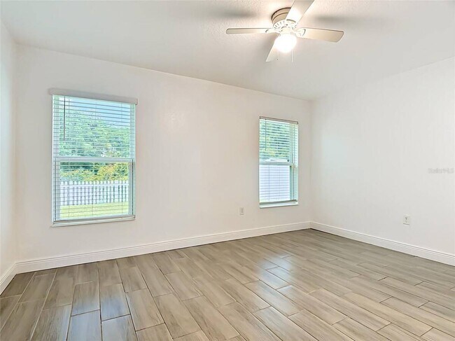 Building Photo - 3040 Lakes Crest Ave