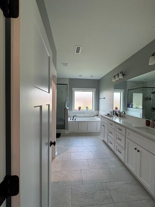 Building Photo - Move in Incentive!