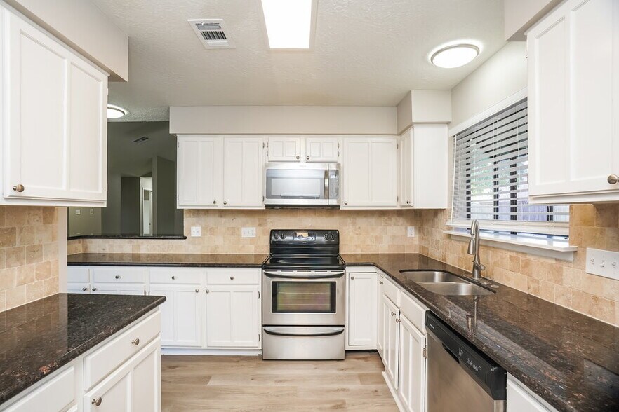 Building Photo - 16751 Dew Drop Ln