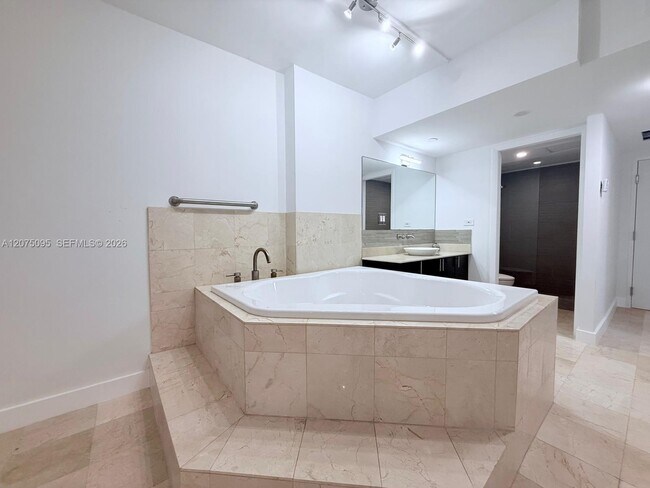 Building Photo - 2301 Collins Ave