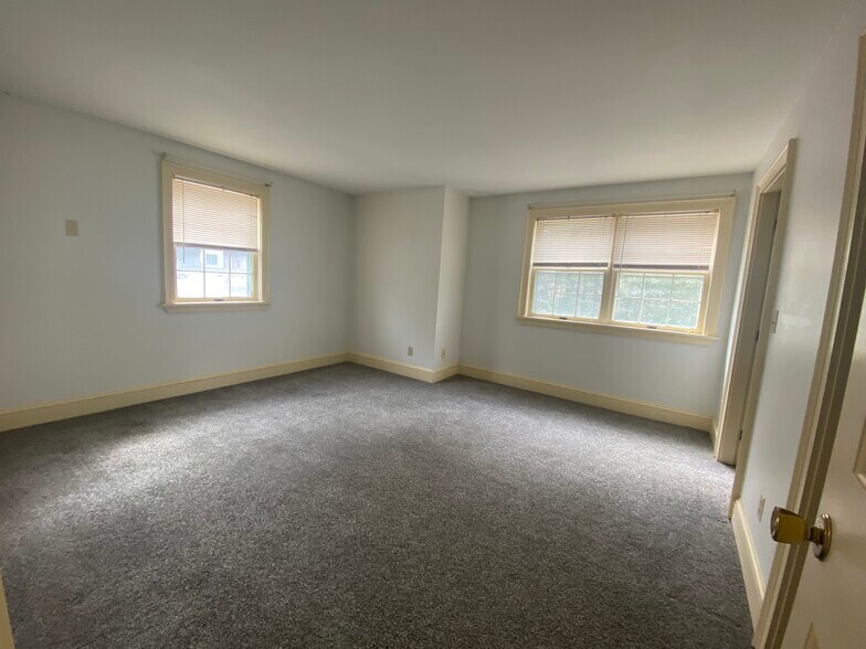 Building Photo - 24 Parkwood Dr