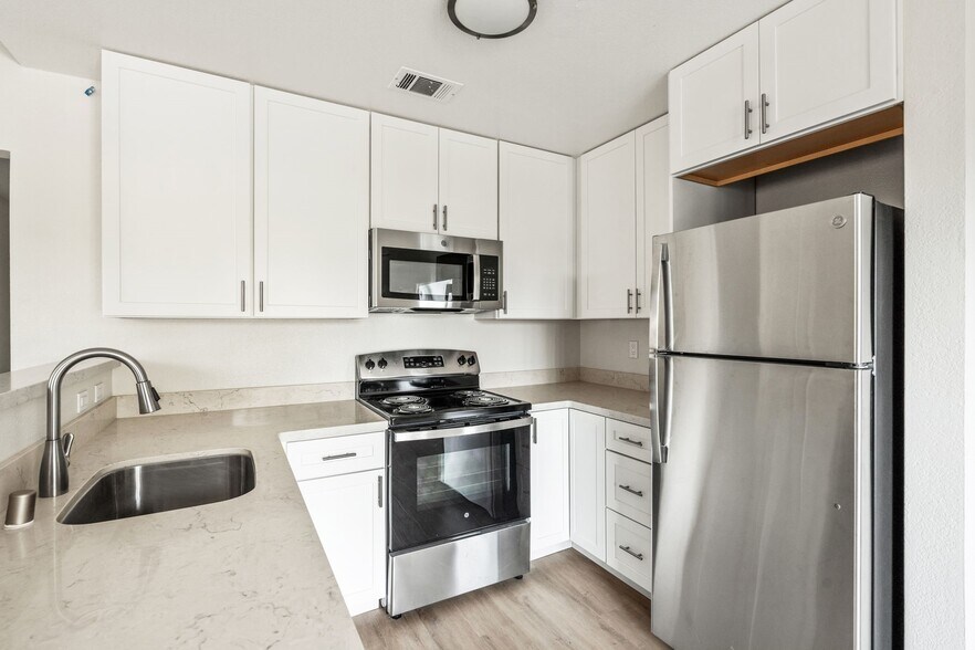Primary Photo - Gardenside Apartments