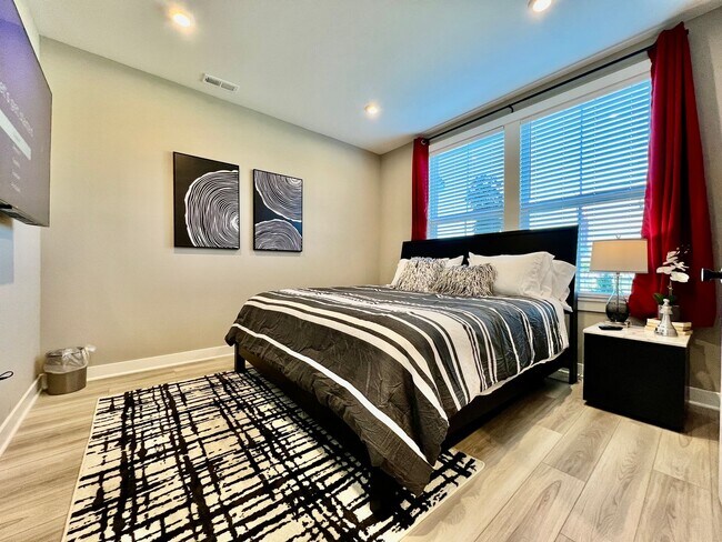 Building Photo - 4 Bedroom, Luxury living in premium locati...