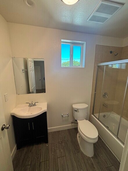 Building Photo - 407 E 70th St