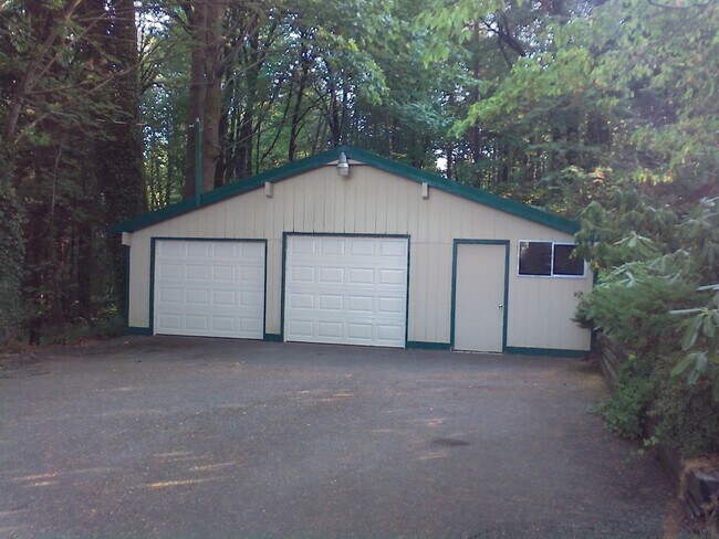 Building Photo - Large Shop Perfect for a home based business, plus 136 feet of waterfront.