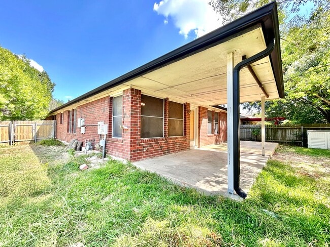 Building Photo - Charming 3/BR 2/BA Home with Covered Deck ...