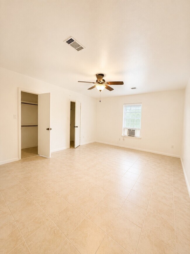 Building Photo - 9009 Tavenor Ln