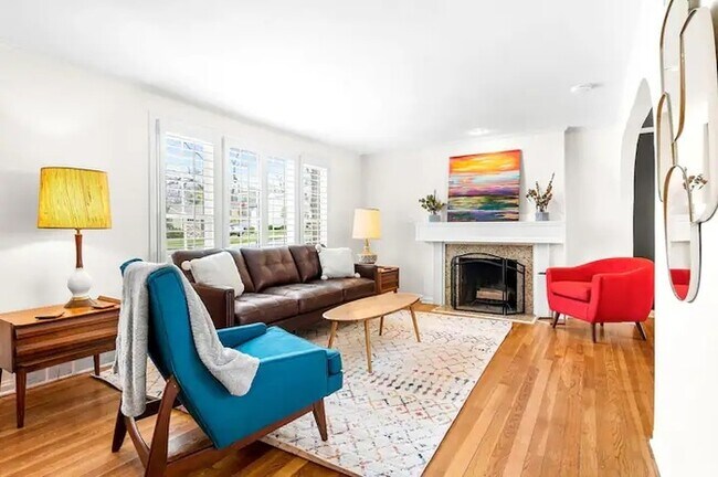 Building Photo - Beautifully Furnished Home – Move-In Ready!