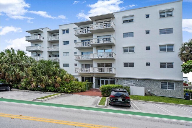 Building Photo - 9700 W Bay Harbor Dr