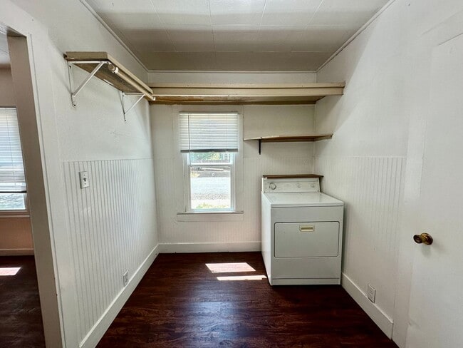 Building Photo - Cottage Style 1 Bed Home with a Large Yard...