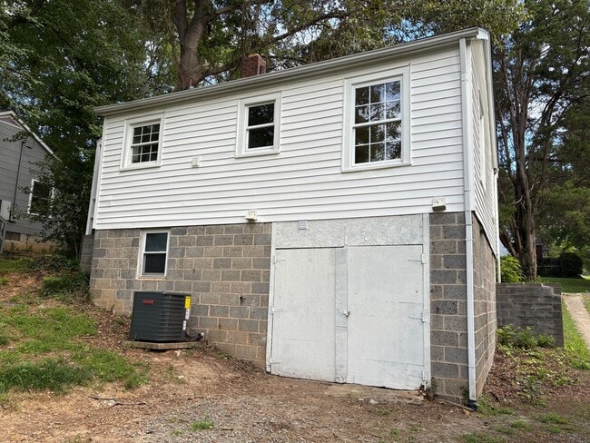 Building Photo - 2 Bedroom, 1 Bathroom House in Winston-Salem!