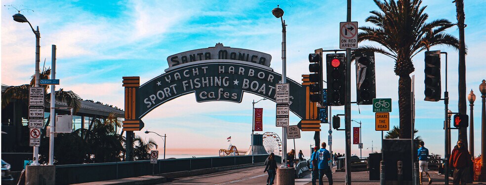 Walking Distance to the famous Santa Monica Pier & its attractions - 515 Ocean Ave