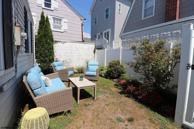 Building Photo - 3 N Delavan Ave