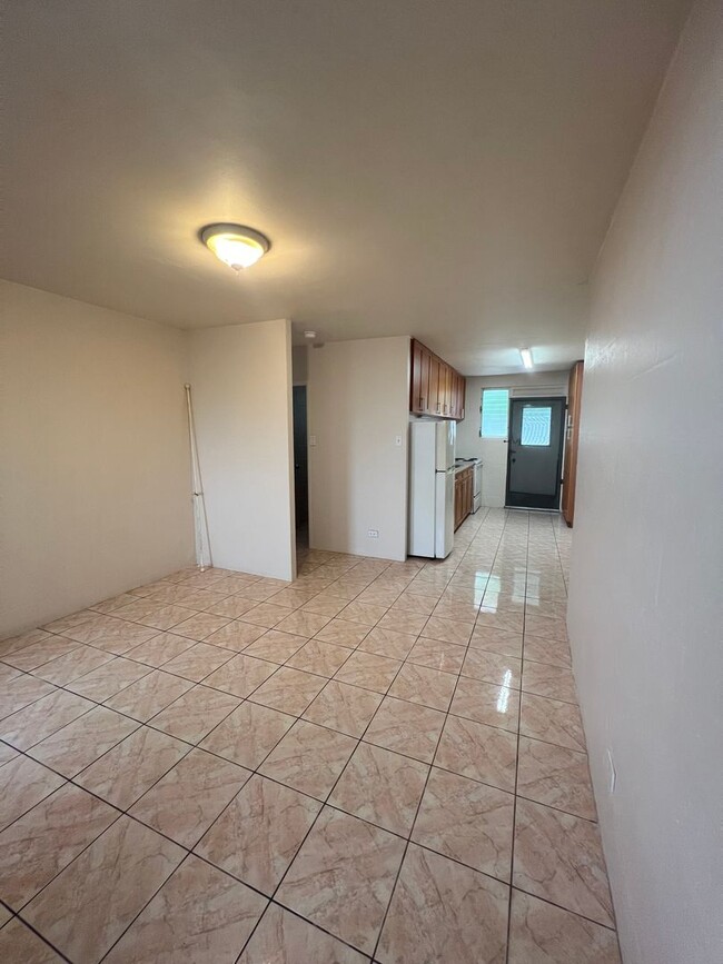 Building Photo - 2 bedroom, 1 bath, 1 parking in Makiki!