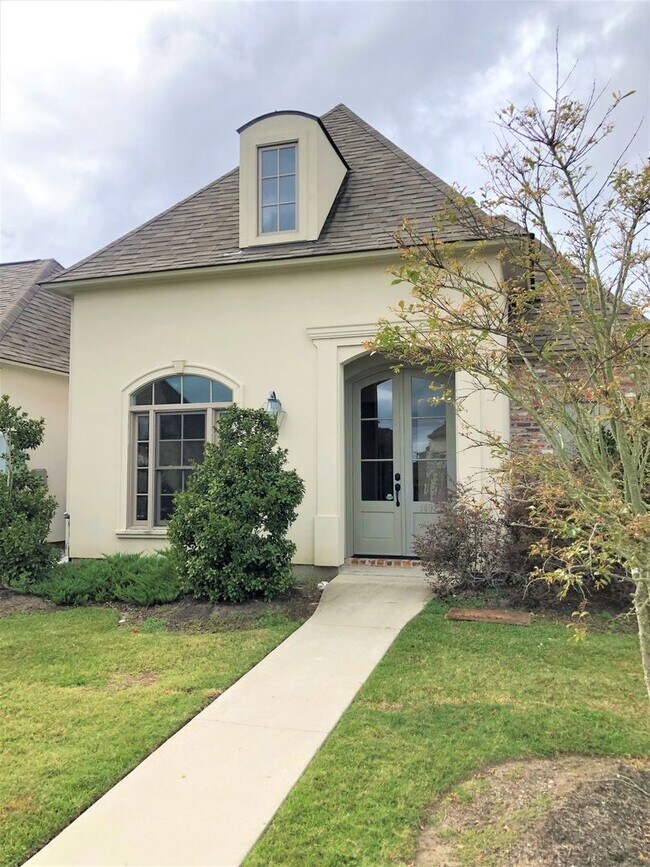 Building Photo - 3 Bedroom House off Nicholson with Community Pool