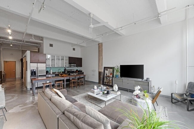 Building Photo - 700 N Washington Ave