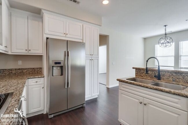 Building Photo - Bright & Spacious 2Bdm 2Ba Townhome in Eas...