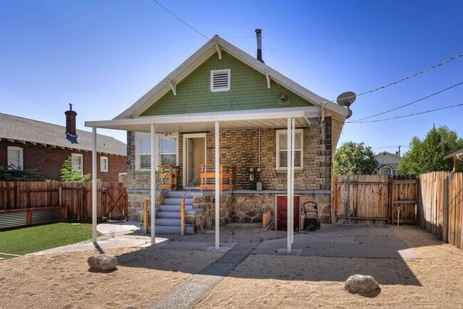 Building Photo - 453 Moran St