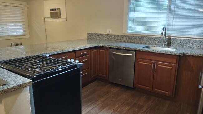 Building Photo - 521 T St