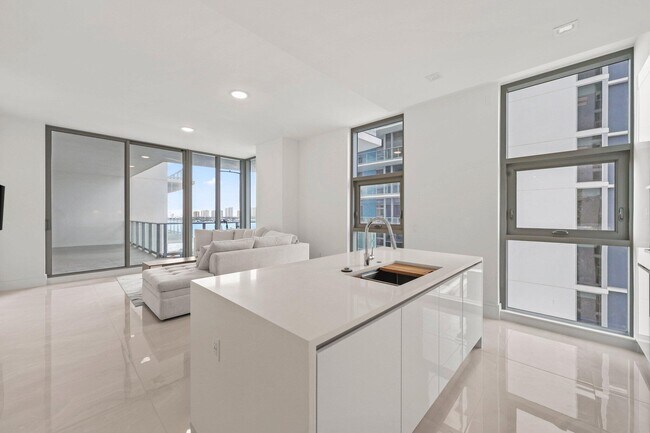 Building Photo - 220 Lake Shore Dr