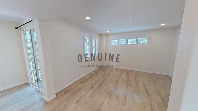 Building Photo - 3Bd 2.5Ba Townhouse w/Rooftop Deck
