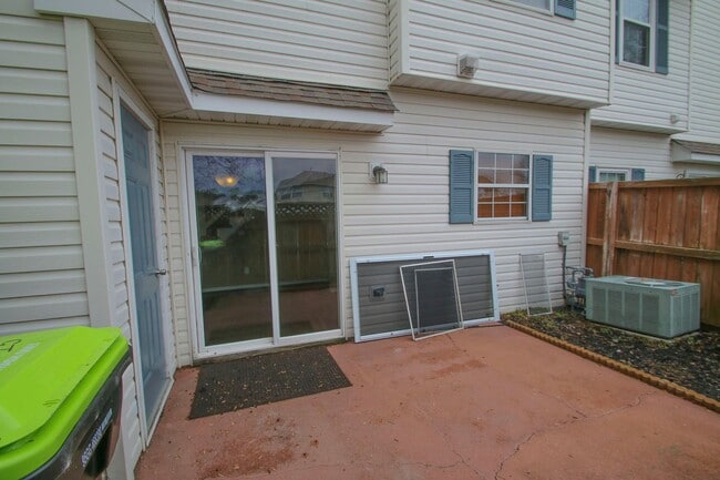 Building Photo - Townhome in sought after Coventry.