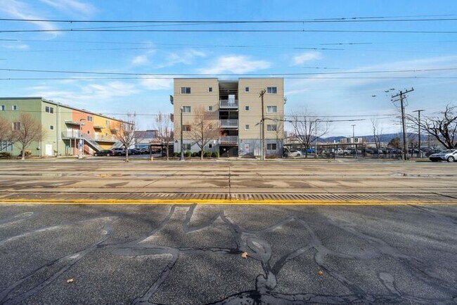 Building Photo - Secure + Trendy Salt Lake City Condo at a ...