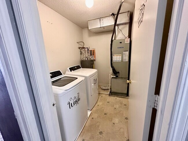 Building Photo - Perry Township 3 bedroom 2.5 bathroom