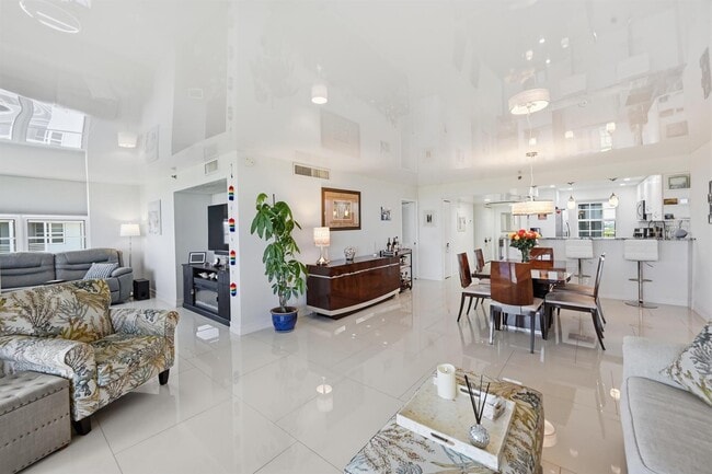 Building Photo - 4015 W Palm Aire Dr