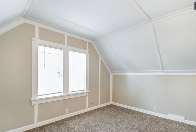 Building Photo - 405 E Woodside St