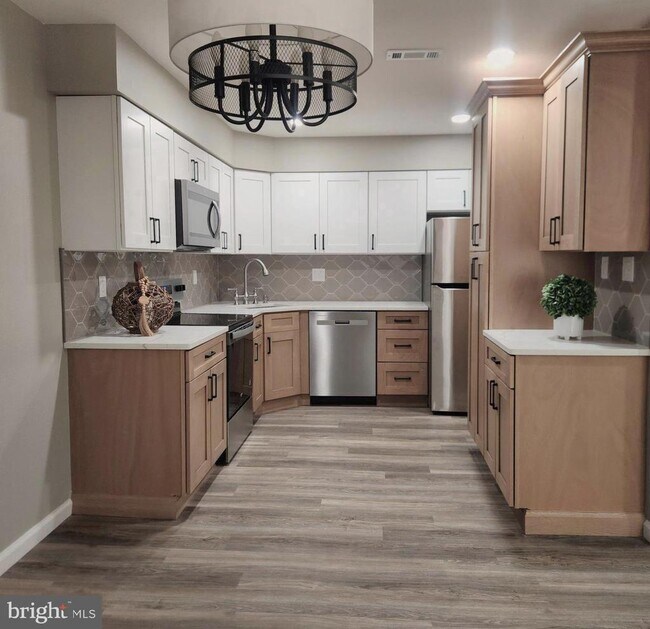 Building Photo - 16 Pickwick Pl