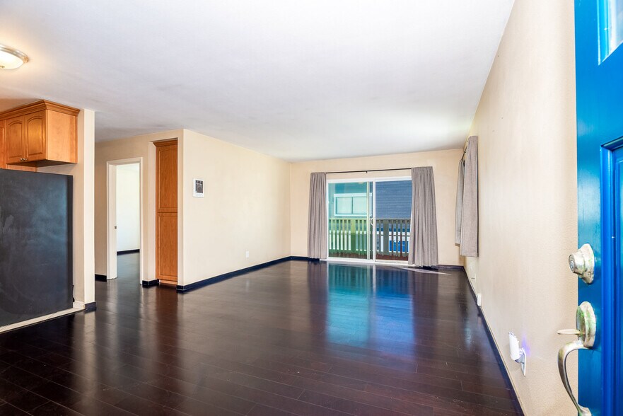 Building Photo - 674 Seacoast Dr