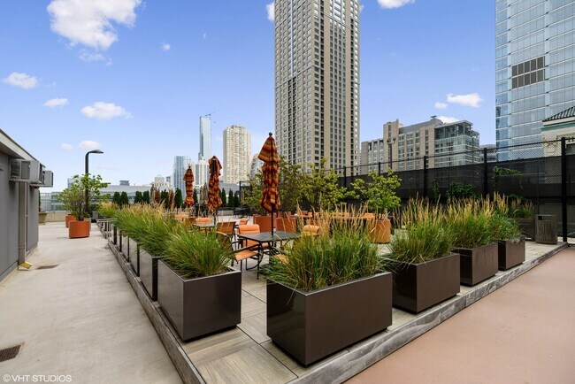 Building Photo - 345 N La Salle Dr