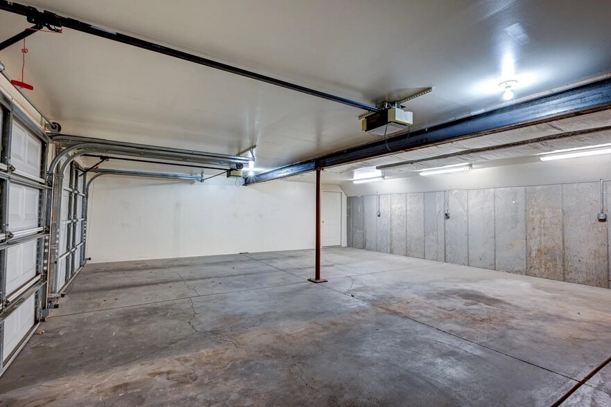 Building Photo - 1852 N Wedgewood Ln