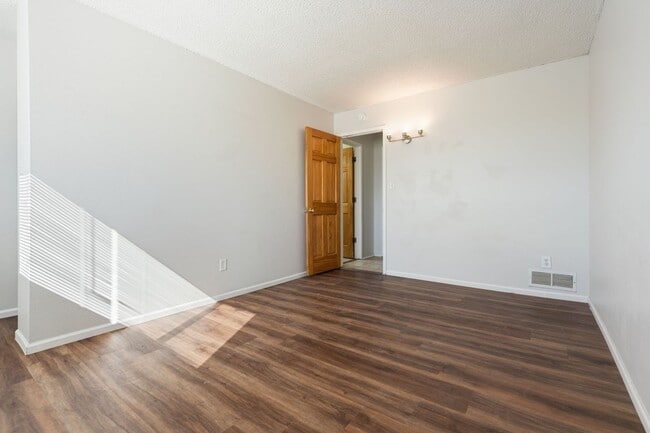 Building Photo - 2 bedroom, 1 bathroom in Loveland.