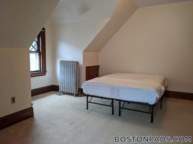 Building Photo - 588 Huron Ave