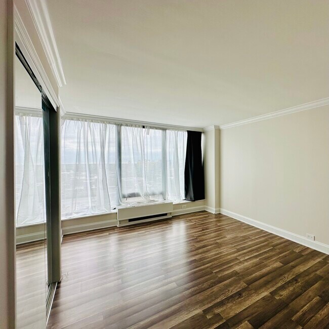 Building Photo - 5445 N Sheridan Rd