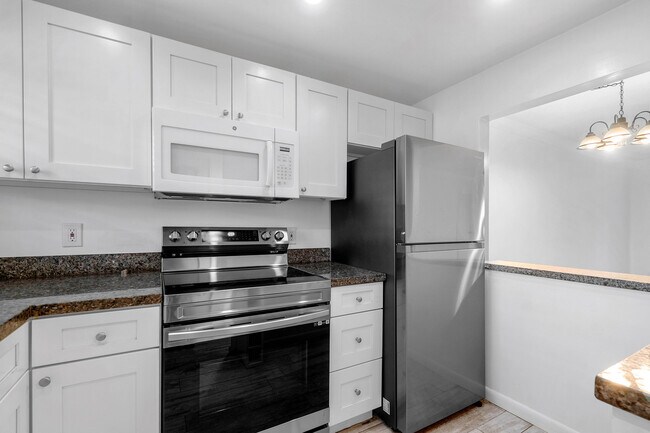 Building Photo - 1638 Embassy Dr
