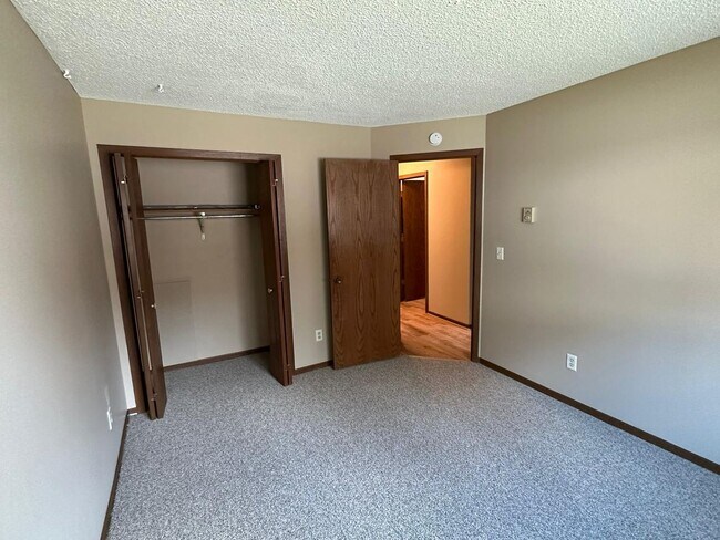 Building Photo - Awesome 2 BR/1 BA Condo in a Great St. Pau...