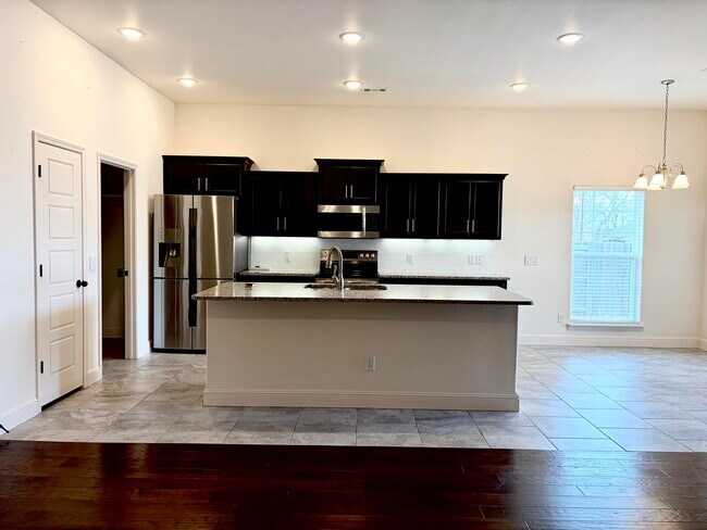 Building Photo - 2108 Birdie Ln