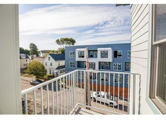 Building Photo - Stunning 2 Bd 1.5 Bath with Garage Parking...