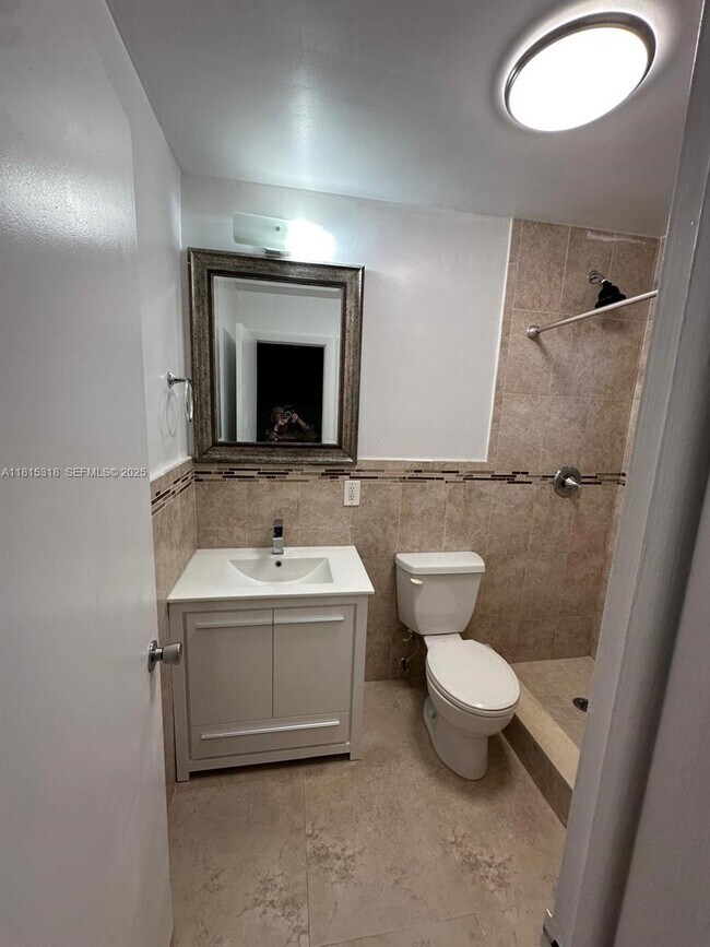 Building Photo - 1230 W 54th St