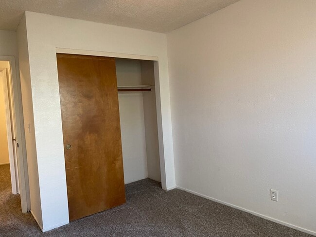 Building Photo - Upcoming vacancy!  Well maintained home on...