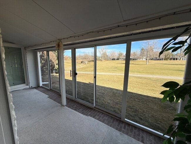 Building Photo - Spacious home right on the goldfcourse