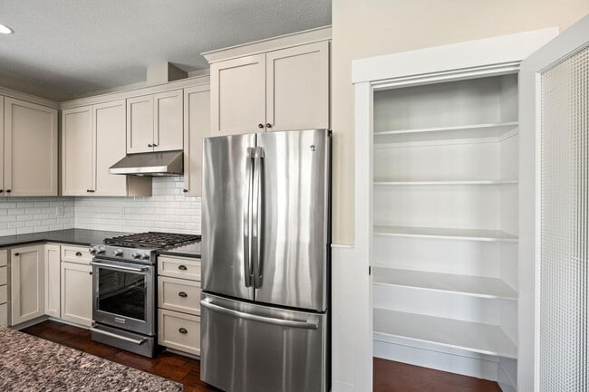 Building Photo - Spacious 4-Bedroom Dream Home – Perfect fo...